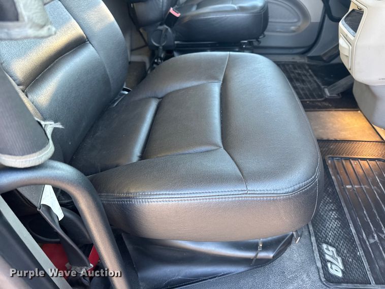 image for item DW6639 2020 Peterbilt 579 semi truck