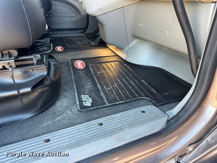 image for item DW6639 2020 Peterbilt 579 semi truck