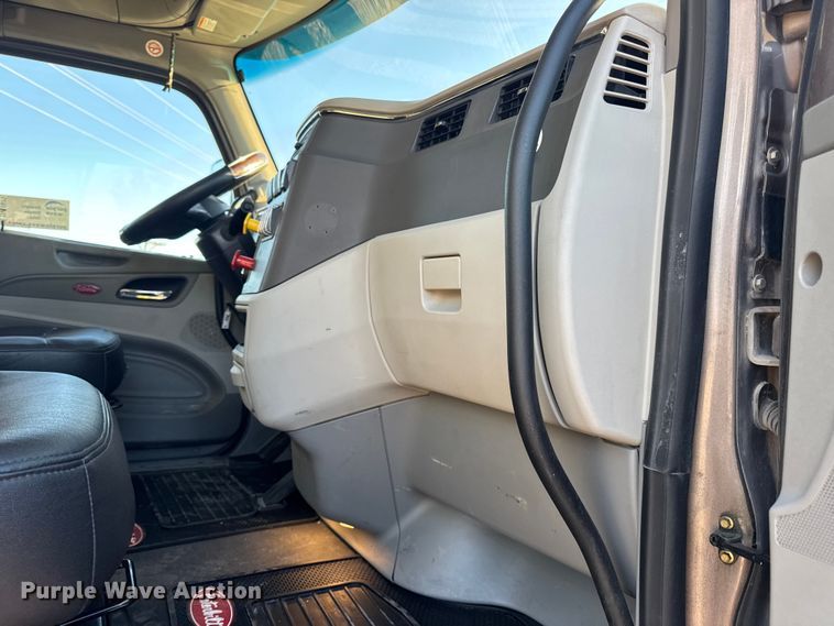 image for item DW6639 2020 Peterbilt 579 semi truck