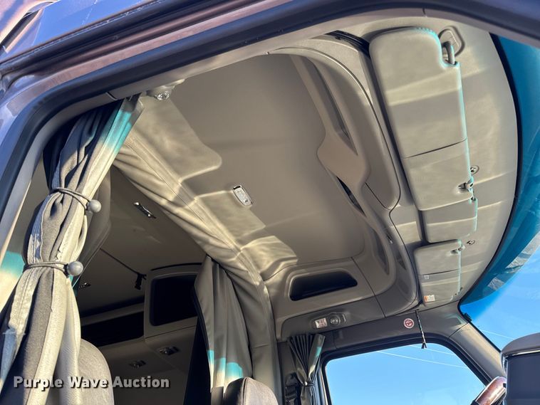 image for item DW6639 2020 Peterbilt 579 semi truck