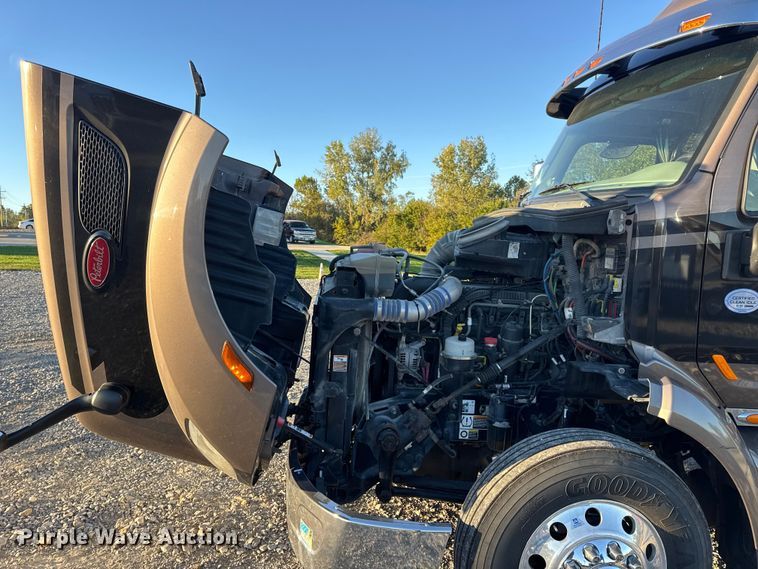 image for item DW6639 2020 Peterbilt 579 semi truck