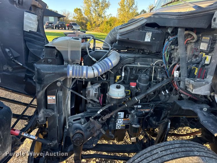 image for item DW6639 2020 Peterbilt 579 semi truck