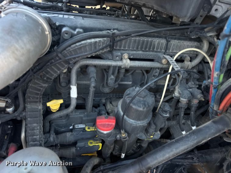 image for item DW6639 2020 Peterbilt 579 semi truck