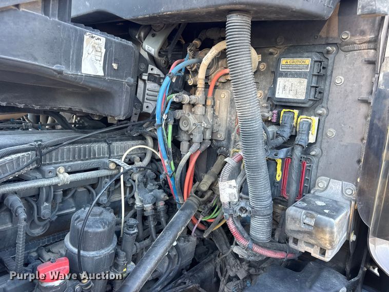 image for item DW6639 2020 Peterbilt 579 semi truck