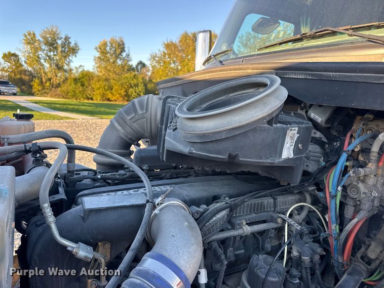 image for item DW6639 2020 Peterbilt 579 semi truck