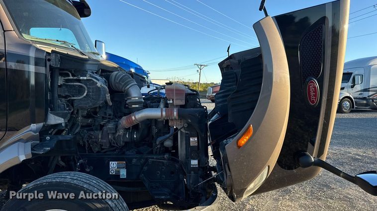 image for item DW6639 2020 Peterbilt 579 semi truck
