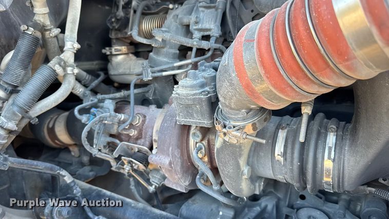 image for item DW6639 2020 Peterbilt 579 semi truck