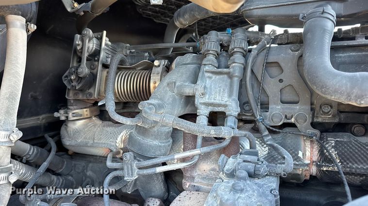 image for item DW6639 2020 Peterbilt 579 semi truck