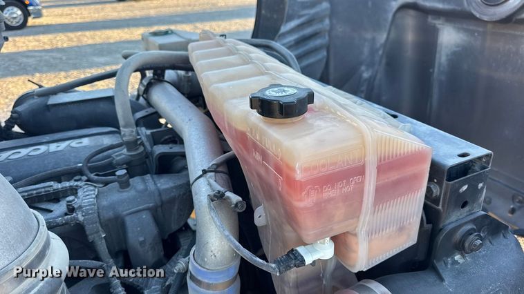 image for item DW6639 2020 Peterbilt 579 semi truck