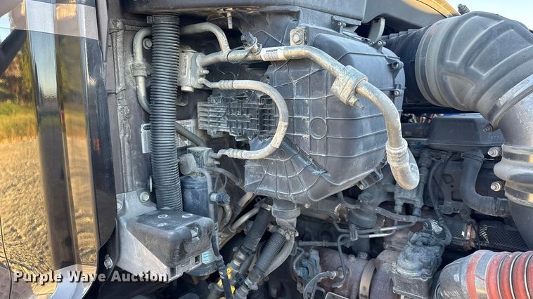 image for item DW6639 2020 Peterbilt 579 semi truck