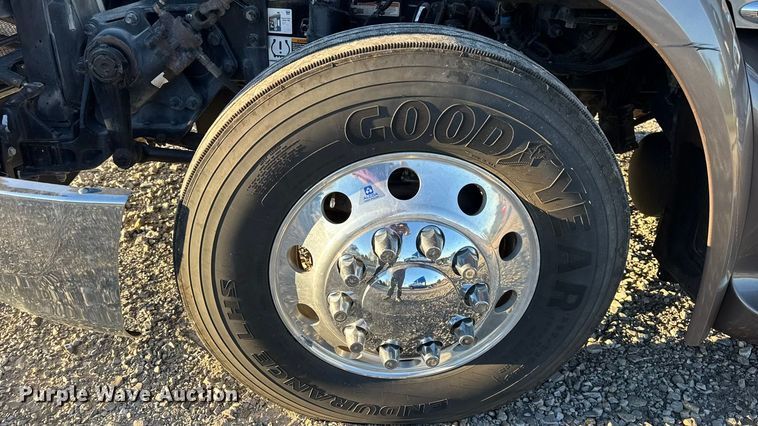 image for item DW6639 2020 Peterbilt 579 semi truck