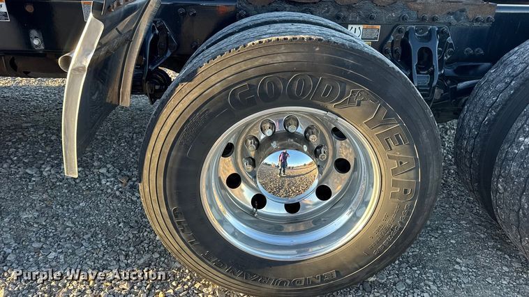 image for item DW6639 2020 Peterbilt 579 semi truck