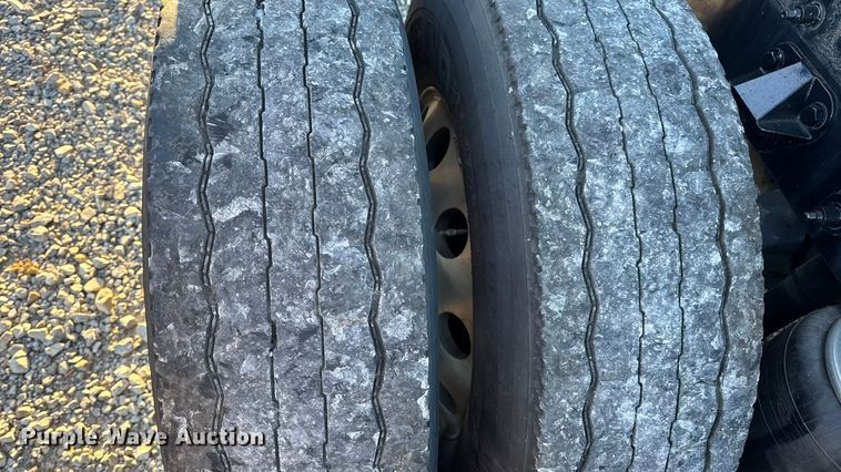 image for item DW6639 2020 Peterbilt 579 semi truck