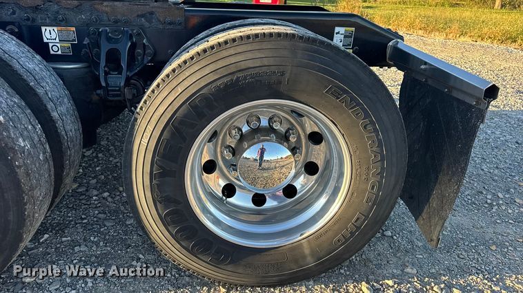 image for item DW6639 2020 Peterbilt 579 semi truck