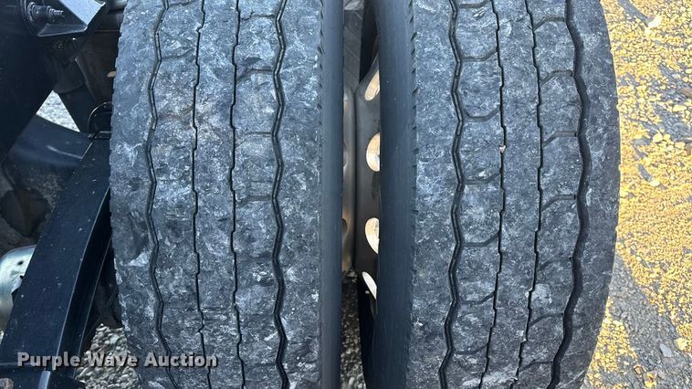 image for item DW6639 2020 Peterbilt 579 semi truck