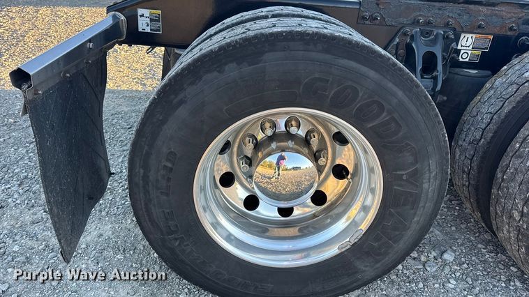 image for item DW6639 2020 Peterbilt 579 semi truck