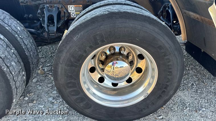 image for item DW6639 2020 Peterbilt 579 semi truck