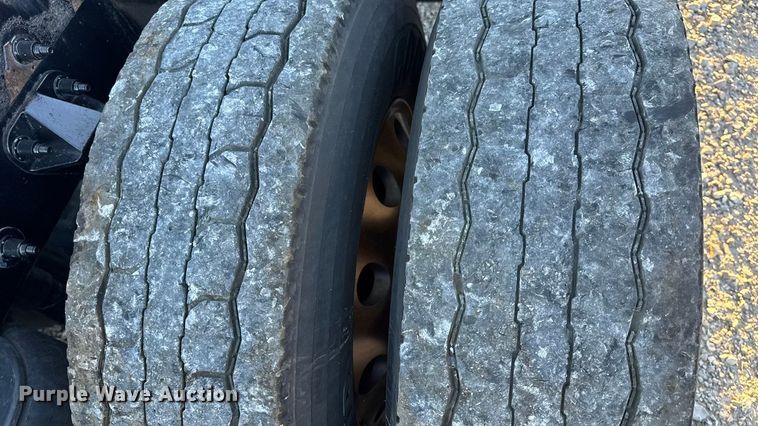 image for item DW6639 2020 Peterbilt 579 semi truck