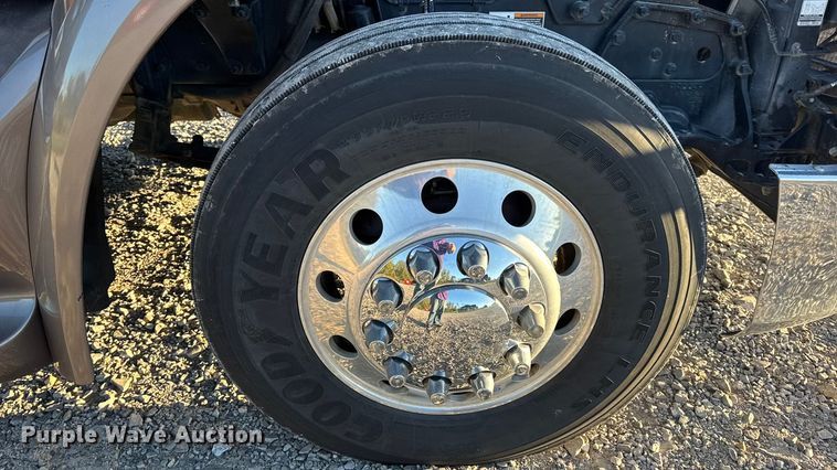 image for item DW6639 2020 Peterbilt 579 semi truck