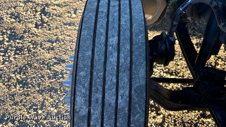 image for item DW6639 2020 Peterbilt 579 semi truck