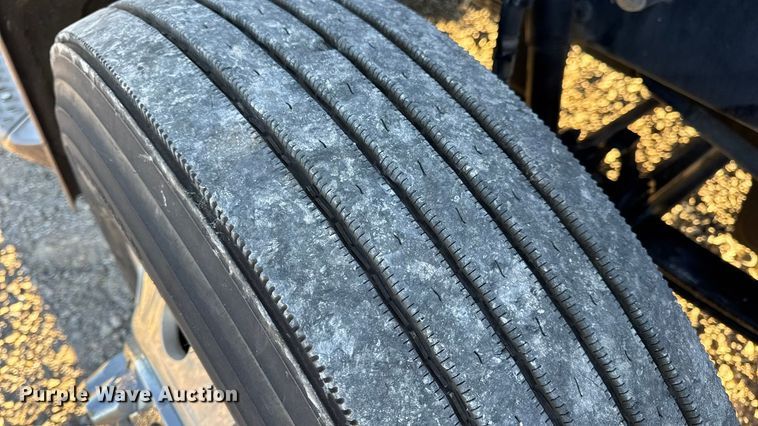 image for item DW6639 2020 Peterbilt 579 semi truck