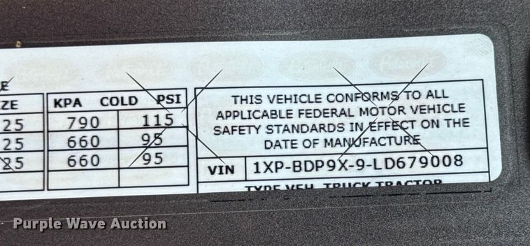 image for item DW6639 2020 Peterbilt 579 semi truck