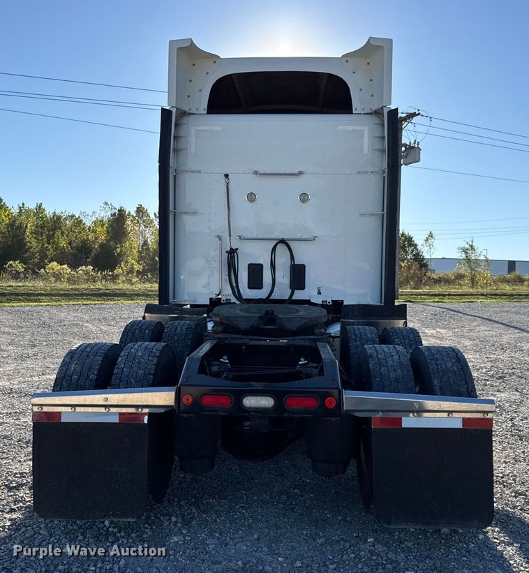 image for item DW6640 2019 Peterbilt 579 semi truck