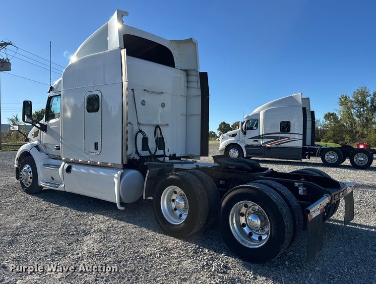 image for item DW6640 2019 Peterbilt 579 semi truck