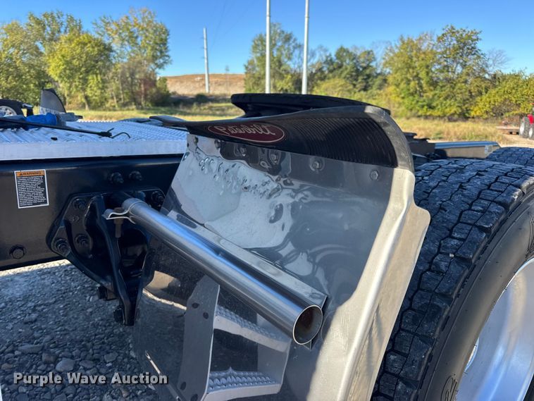 image for item DW6640 2019 Peterbilt 579 semi truck