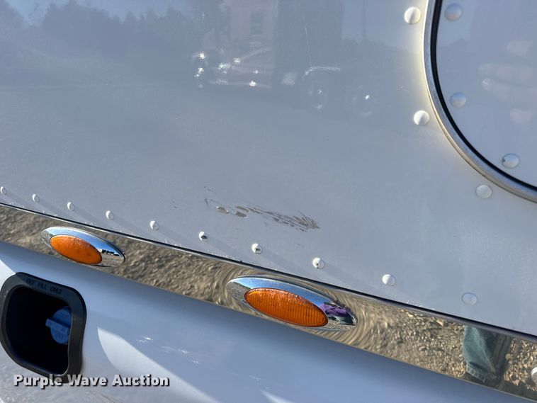 image for item DW6640 2019 Peterbilt 579 semi truck