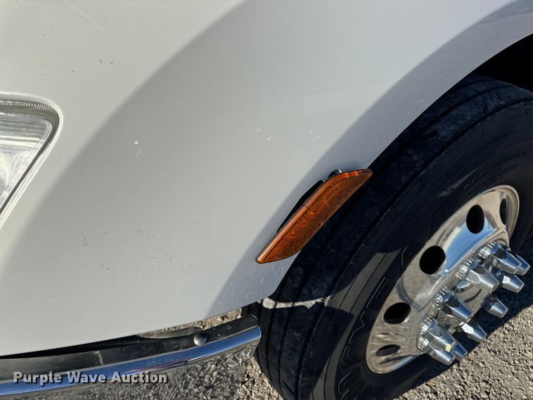 image for item DW6640 2019 Peterbilt 579 semi truck