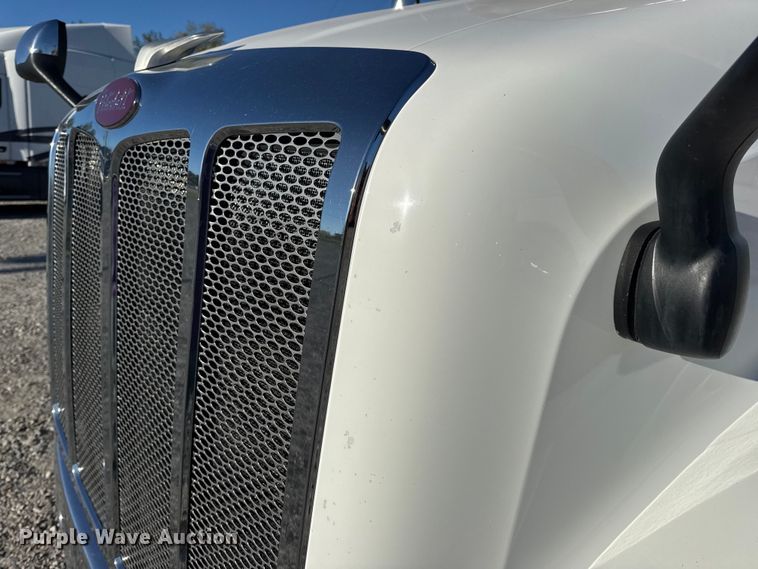 image for item DW6640 2019 Peterbilt 579 semi truck