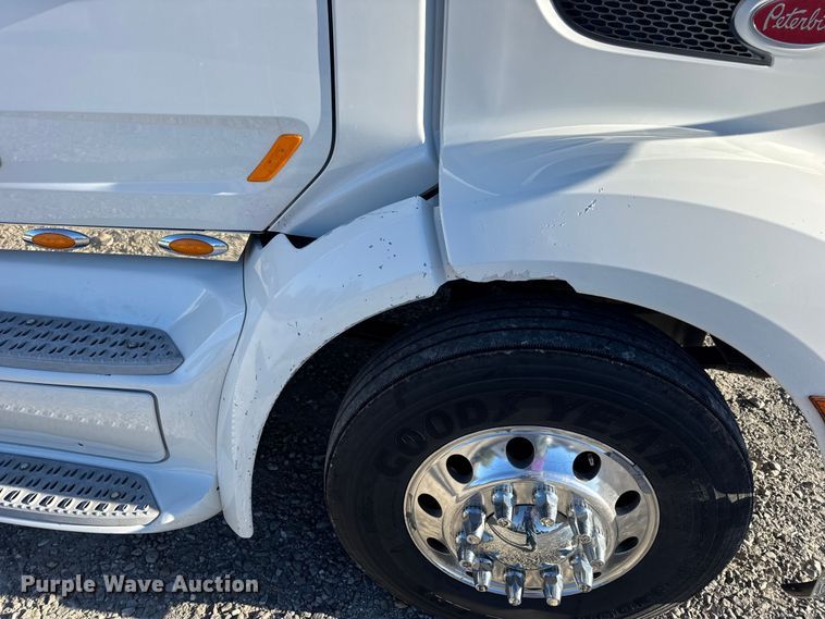 image for item DW6640 2019 Peterbilt 579 semi truck