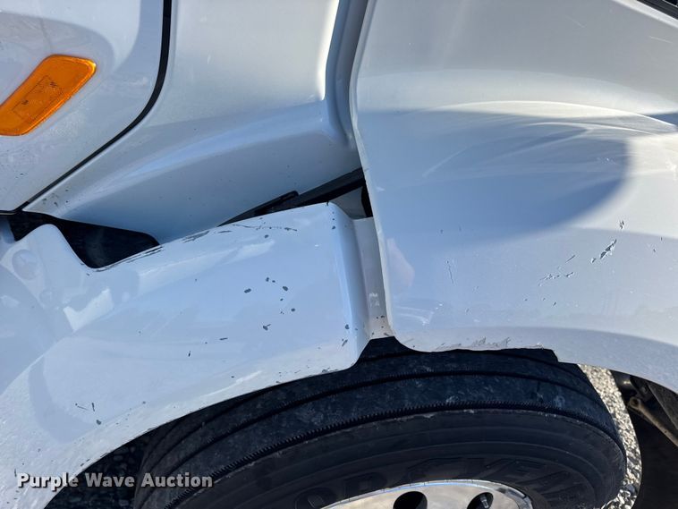 image for item DW6640 2019 Peterbilt 579 semi truck