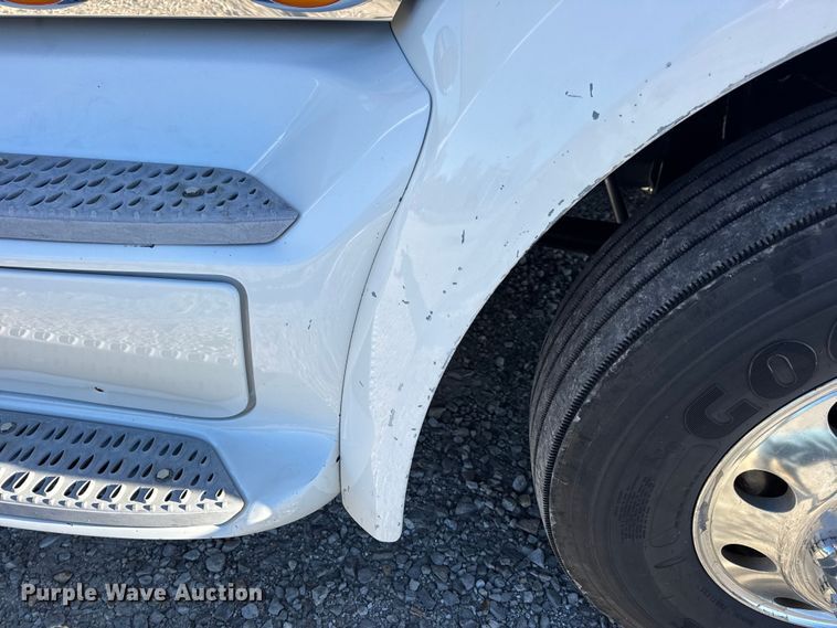 image for item DW6640 2019 Peterbilt 579 semi truck