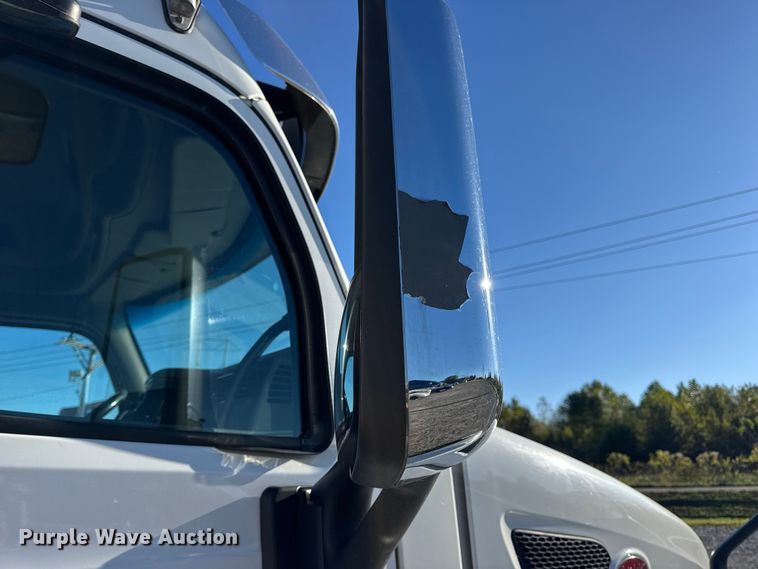 image for item DW6640 2019 Peterbilt 579 semi truck