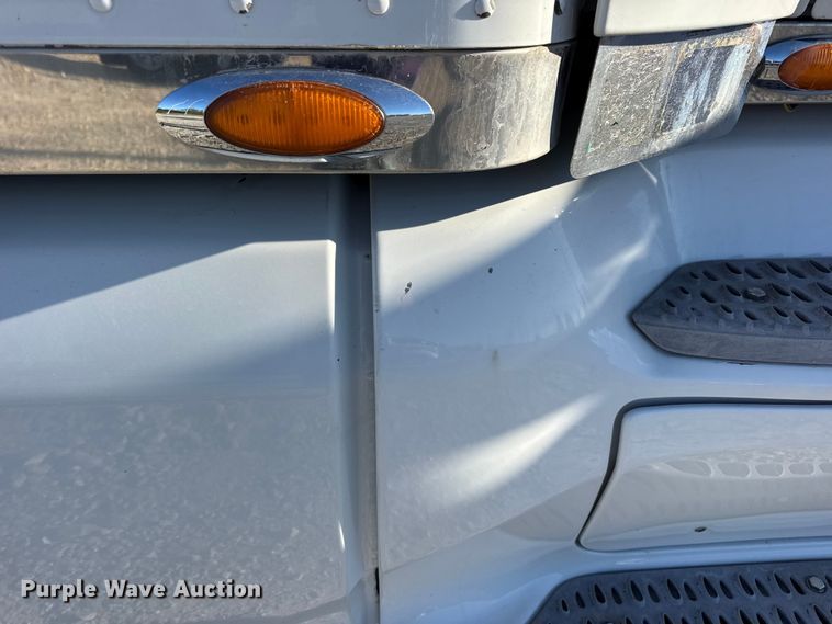 image for item DW6640 2019 Peterbilt 579 semi truck