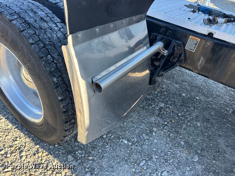 image for item DW6640 2019 Peterbilt 579 semi truck