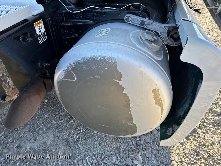 image for item DW6640 2019 Peterbilt 579 semi truck