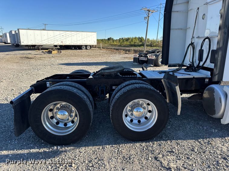 image for item DW6640 2019 Peterbilt 579 semi truck