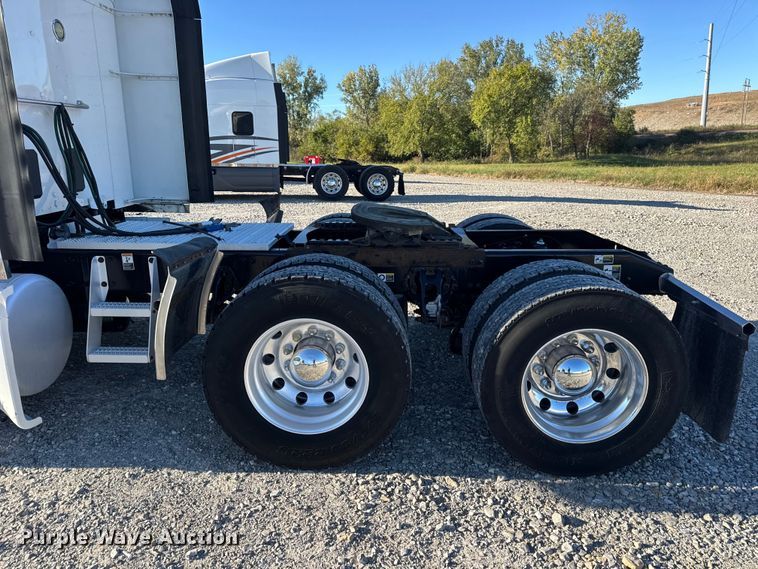 image for item DW6640 2019 Peterbilt 579 semi truck