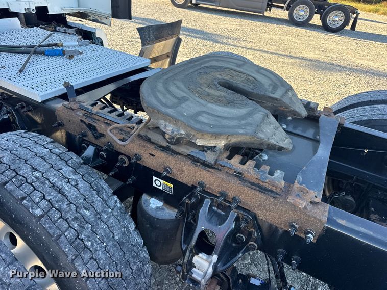 image for item DW6640 2019 Peterbilt 579 semi truck