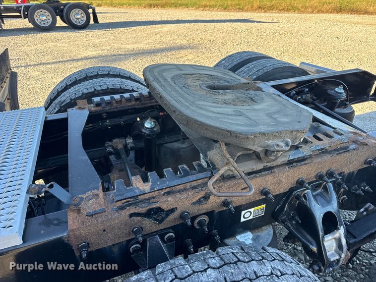 image for item DW6640 2019 Peterbilt 579 semi truck