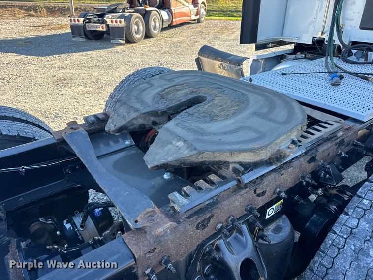 image for item DW6640 2019 Peterbilt 579 semi truck