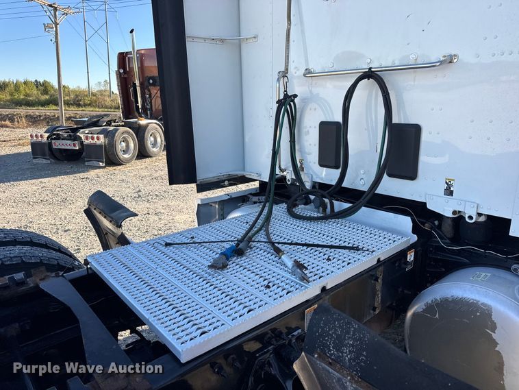 image for item DW6640 2019 Peterbilt 579 semi truck