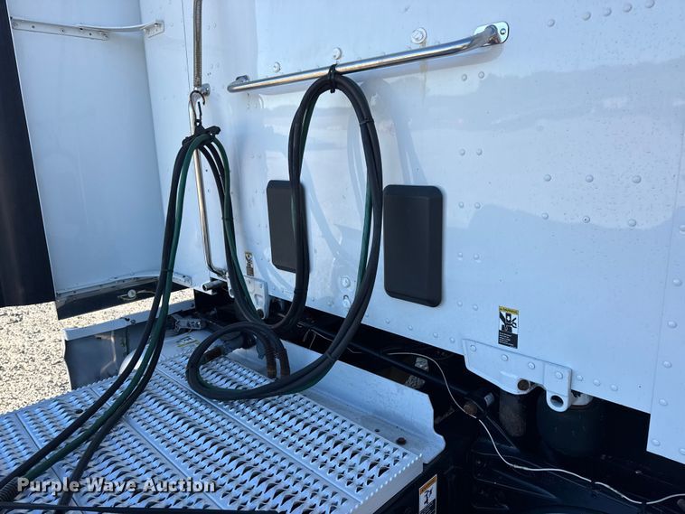 image for item DW6640 2019 Peterbilt 579 semi truck