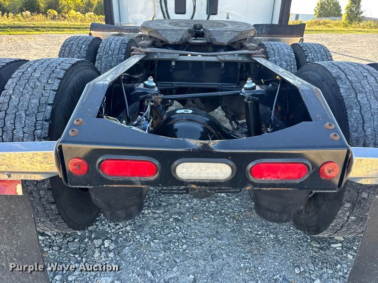 image for item DW6640 2019 Peterbilt 579 semi truck