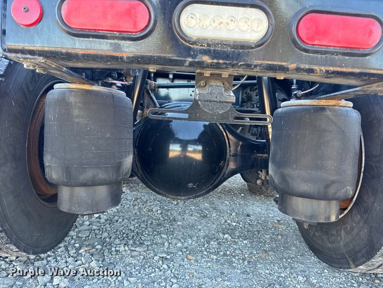 image for item DW6640 2019 Peterbilt 579 semi truck