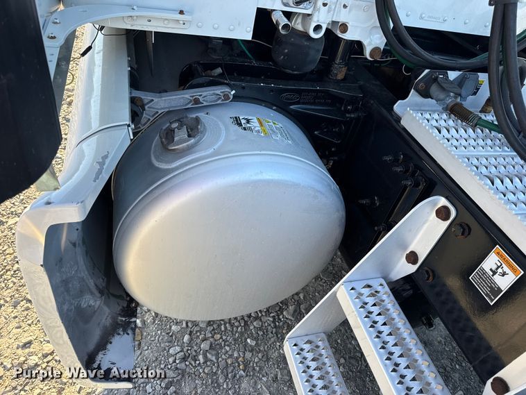 image for item DW6640 2019 Peterbilt 579 semi truck