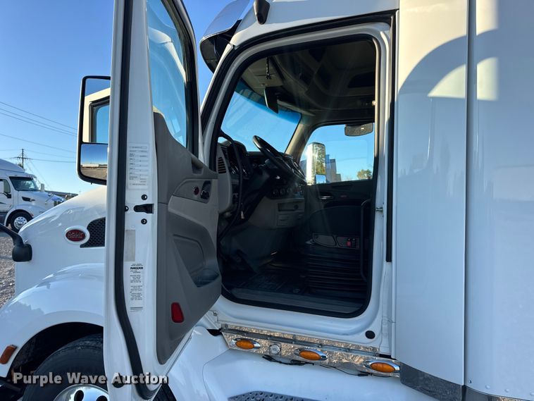 image for item DW6640 2019 Peterbilt 579 semi truck